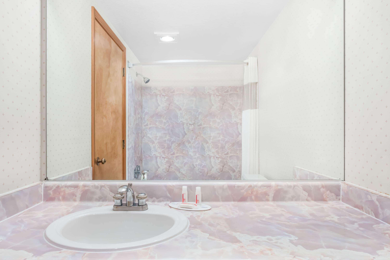 Bathroom 4, Travelodge by Wyndham Juneau, Juneau