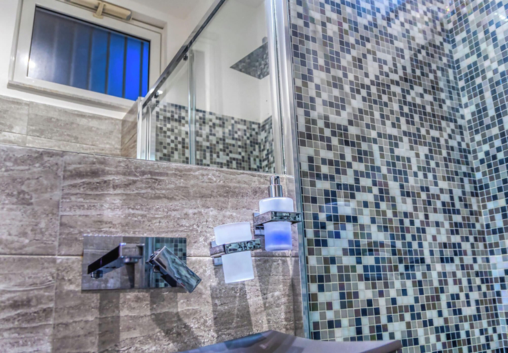 Bathroom 3, TRIBUNALE BASEMENT APARTMENT, Messina
