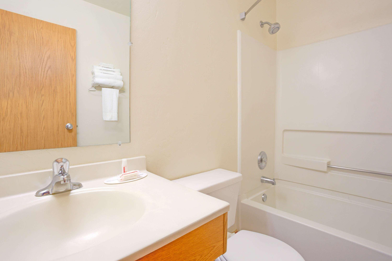 Bathroom 4, Super 8 by Wyndham Klamath Falls, Klamath