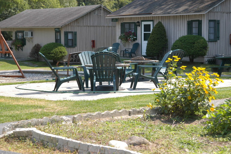 Exterior & Views 1, Lincoln Log Colony, Warren