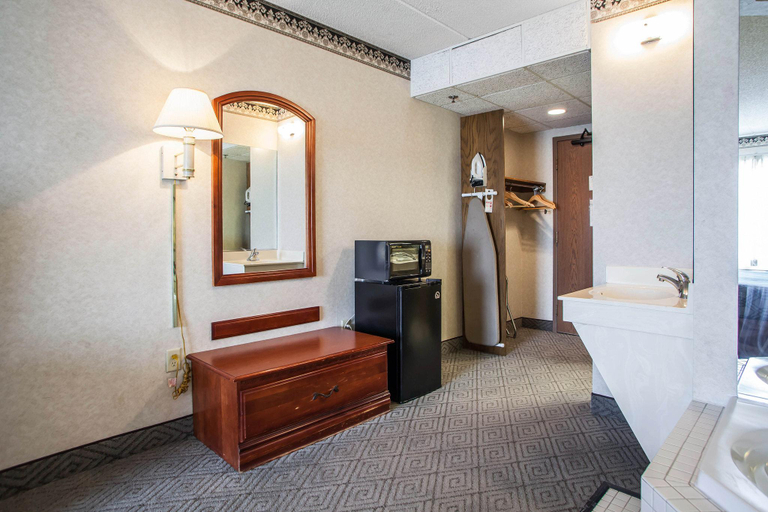 Bathroom, Rodeway Inn & Suites Milwaukee Airport, Milwaukee