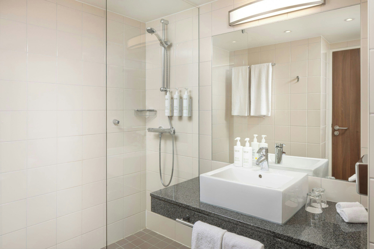 Bathroom 5, Courtyard by Marriott Toulouse Airport, Haute-Garonne