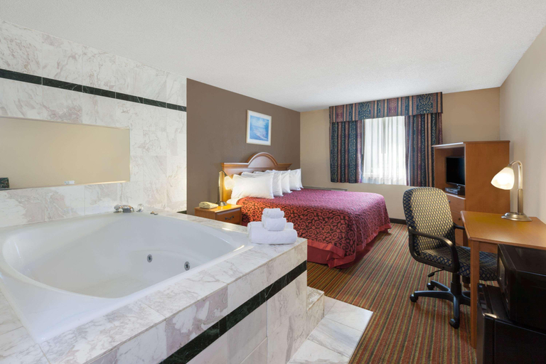Bedroom 3, Days Inn by Wyndham Albion, Calhoun