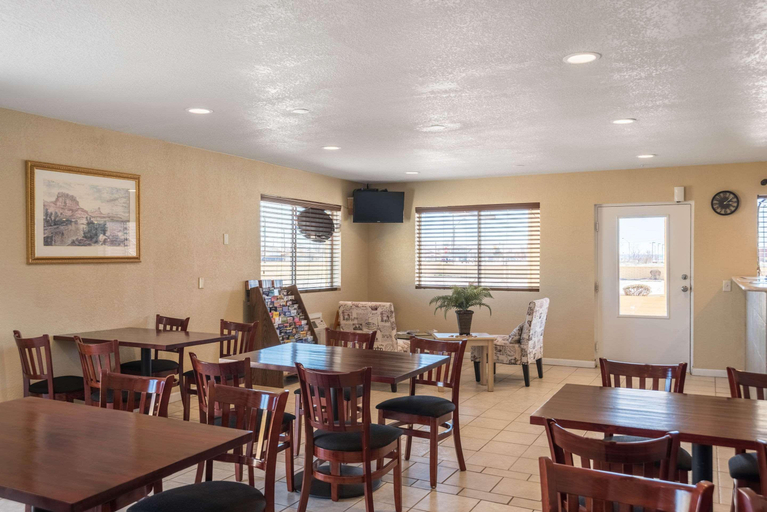 Food & Drinks 5, Econo Lodge I-40 Exit 286-Holbrook, Navajo
