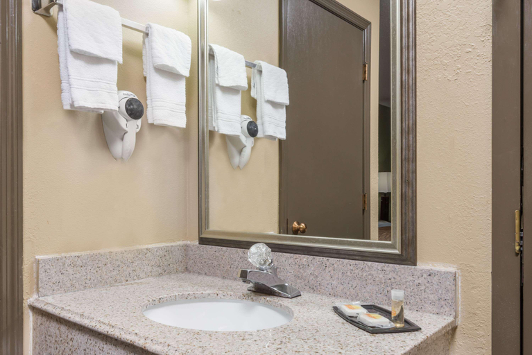 Bathroom 4, Days Inn by Wyndham Perryville, Perry