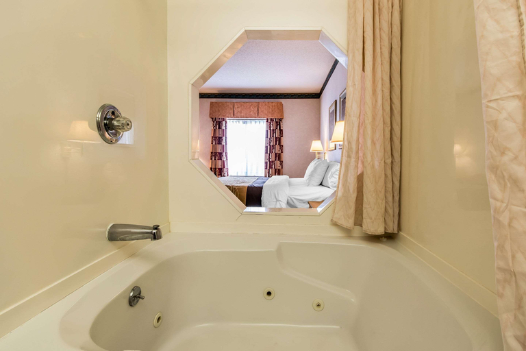 Bathroom, Quality Inn & Suites Evansville, Vanderburgh