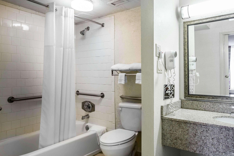 Bathroom, Quality Inn Madison, Morgan