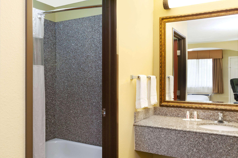 Bathroom 4, Howard Johnson by Wyndham Lafayette, Lafayette