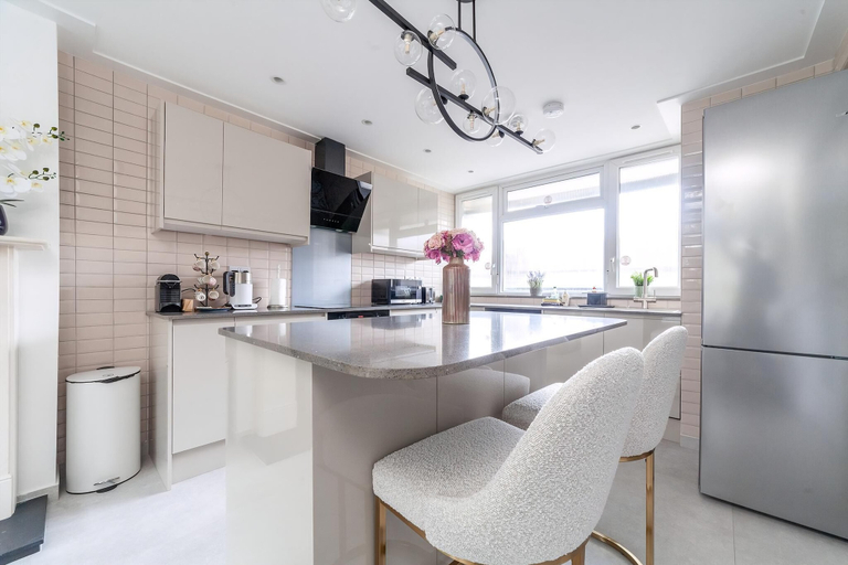 Others 4, Excellent 3-bed Flat In Elephant Castle, London