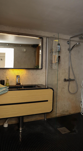 Bathroom, Kotimaailma Penthouse Studio, Päijänne Tavastia