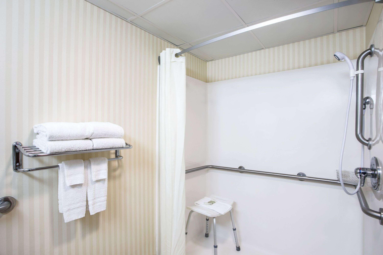 Bathroom 4, Super 8 by Wyndham Grayville, White