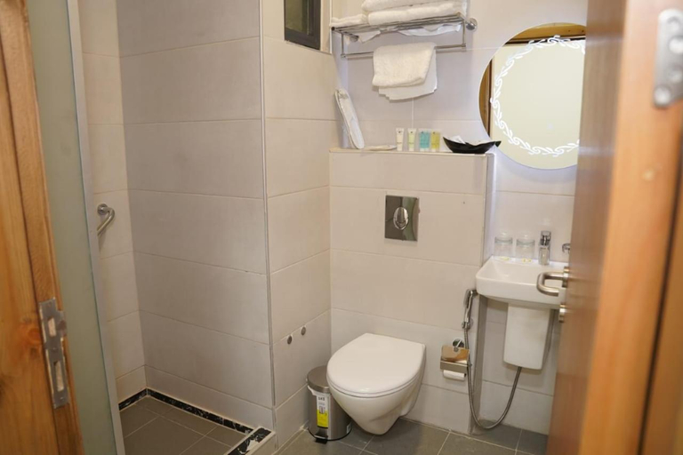 Bathroom 3, Awtar Dhahab Luxury Serviced Apartments, Ma'an
