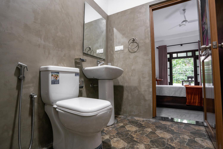 Bathroom 2, POSH BEDS, Matara Four Gravets