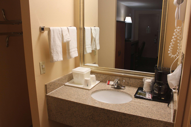 Bathroom 4, Super 8 by Wyndham Laurel, Howard