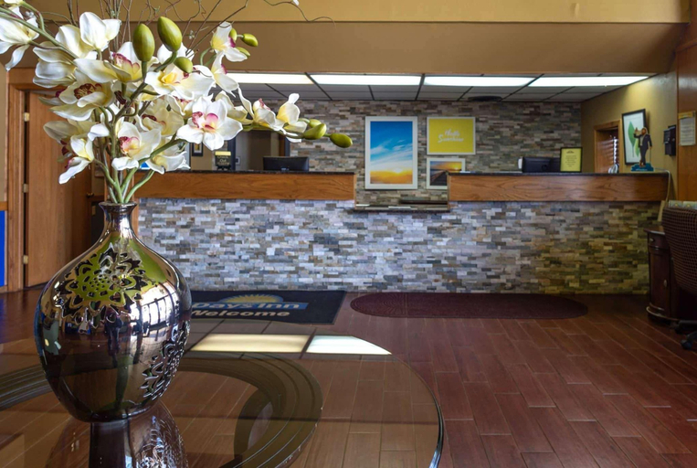 Public Area 2, Days Inn by Wyndham Clinton OK, Custer