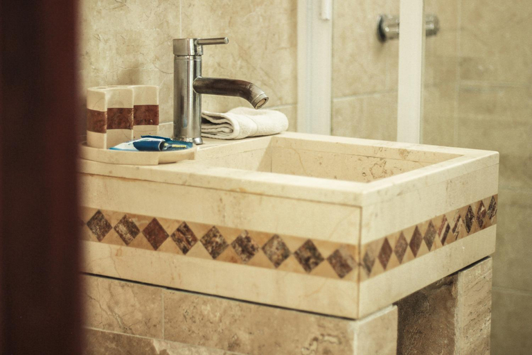 Bathroom, La Casa de las Lunas, Tinúm