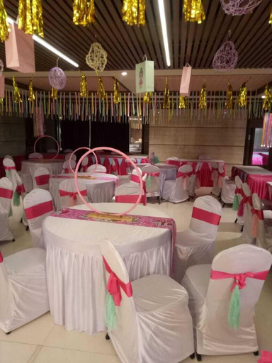 Food & Drinks 4, Hotel Shreeji Vatika-Airport Road, Surat