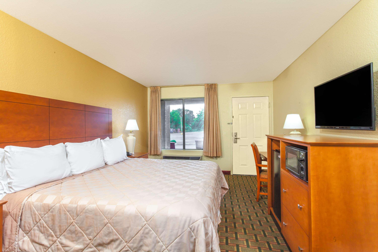Bedroom 3, Days Inn by Wyndham Lebanon, Wilson
