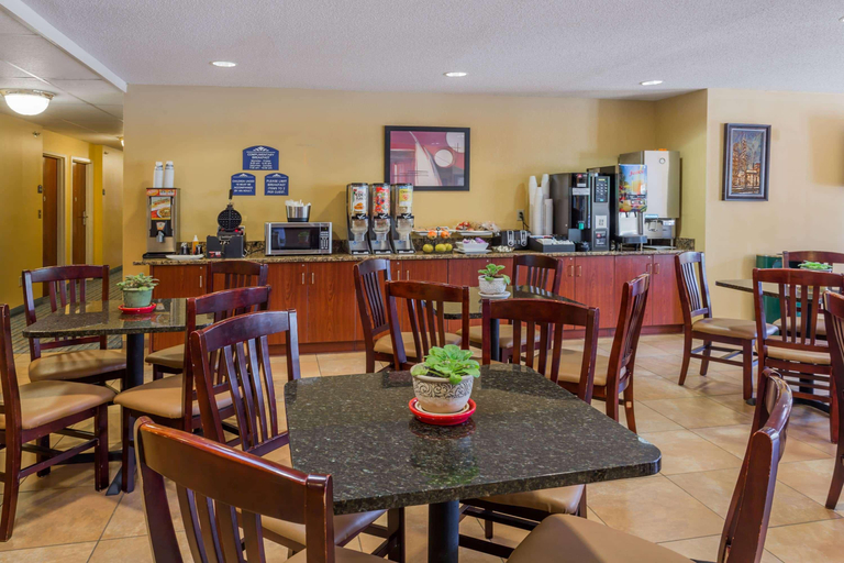 Food & Drinks 5, Microtel Inn & Suites by Wyndham Hillsborough, Orange