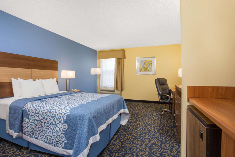 Bedroom 3, Days Inn by Wyndham Raleigh-Arpt-Rsch Tri Pk, Wake