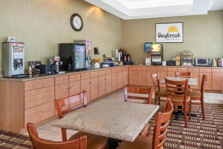 Food & Drinks, Days Inn by Wyndham Windsor Locks Bradley Airp, Hartford
