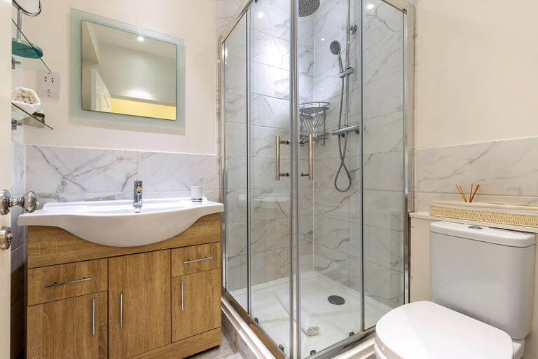 Bathroom 4, Elegant Two Bedroom Flat in Redcliffe Gardens, London