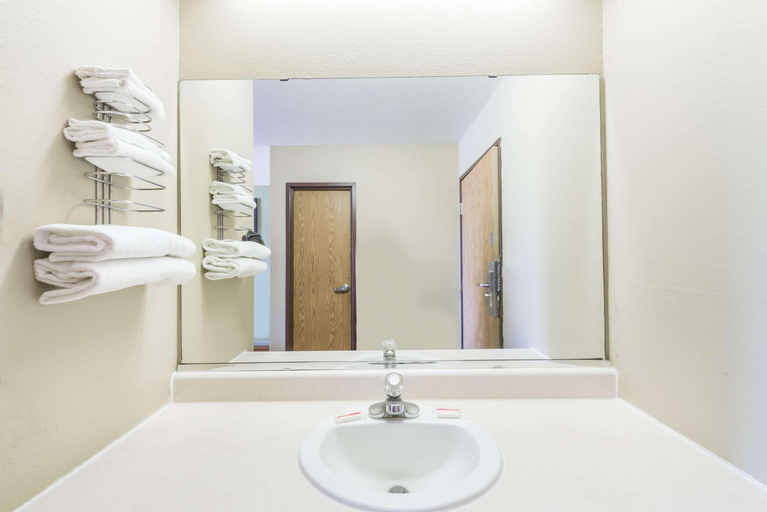 Bathroom 4, Super 8 by Wyndham Independence KS, Montgomery
