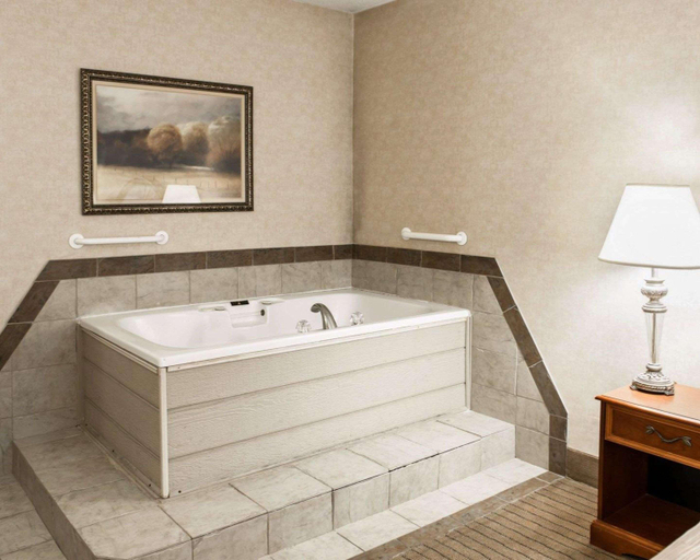 Bathroom, Quality Inn Castleton, Marion