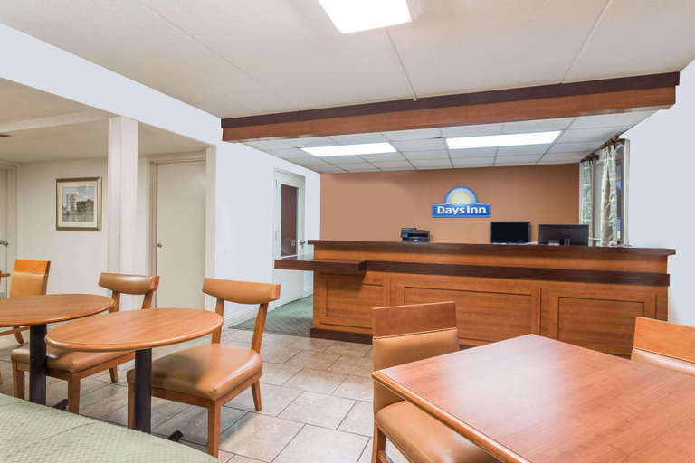 Public Area 2, Days Inn by Wyndham Tappahannock, Essex