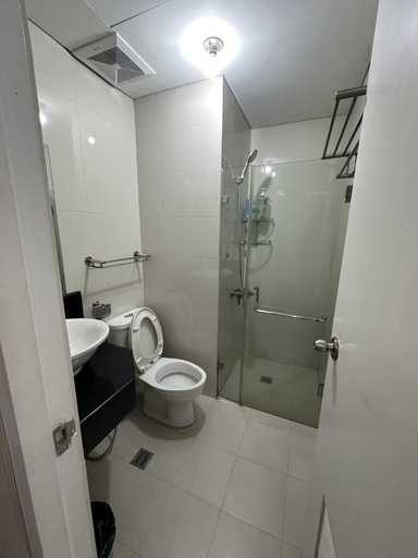 Bathroom 3, Nearest Place to Stay in NAIA Terminal 3, Pasay City