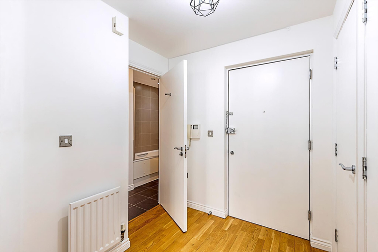 Others 5, Bright Battersea Apartment, London