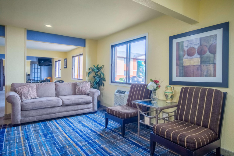 Public Area 3, Days Inn & Suites by Wyndham Waterloo, Black Hawk