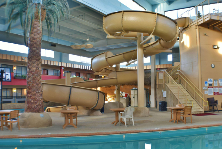 Public Area 2, Ramada by Wyndham Sioux Falls Airport-Waterpark & Event Ctr, Minnehaha