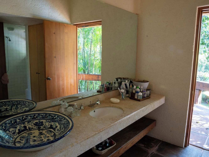 Bathroom, Zapote House, Joquicingo