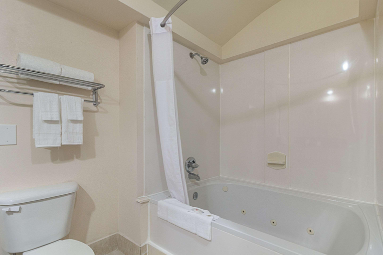 Bathroom 4, Quality Inn & Suites West Chase, Houston