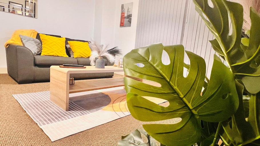 Others 4, Entire City Centre Apartment + Allocated parking, Birmingham