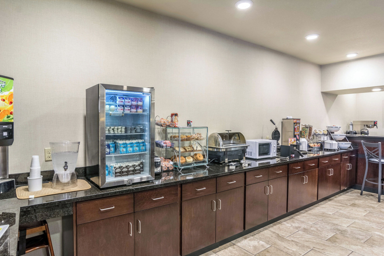 Food & Drinks 4, Cobblestone Hotel & Suites - Erie, Erie