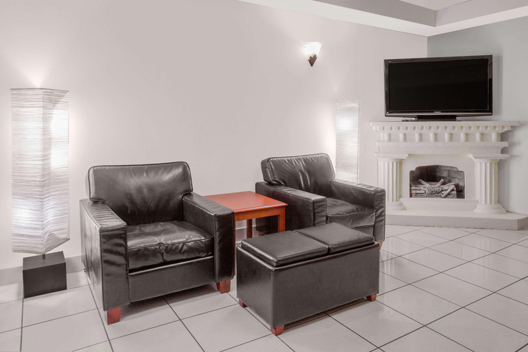 Public Area 2, Days Inn by Wyndham Portage/Cascade Mountain area, Columbia