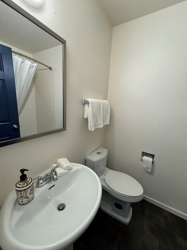 Bathroom 4, Commercial Hotel, Division No. 11