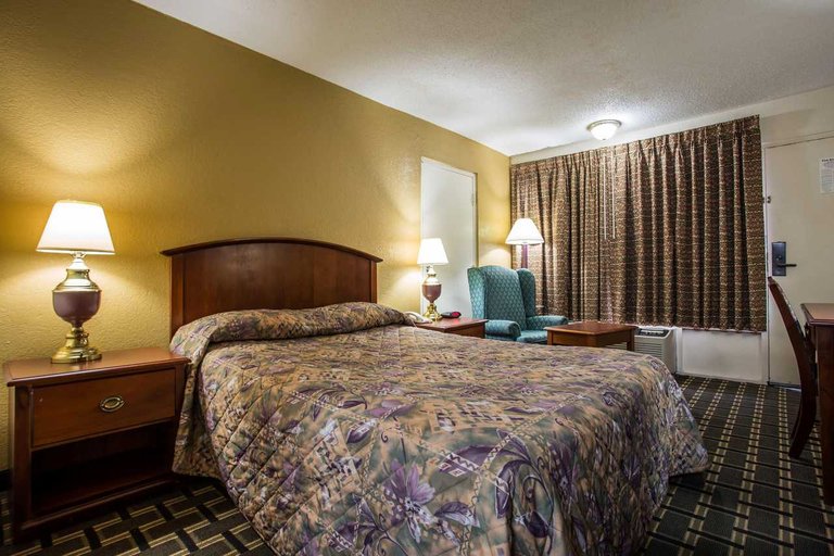 Bedroom 4, Econo Lodge Salisbury, Rowan