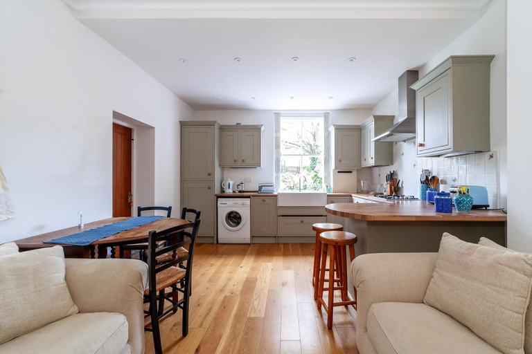 Others 5, Cosy and Spacious Home, London