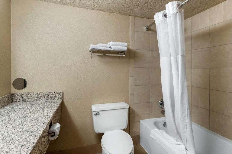 Bathroom 4, Quality Inn & Suites Des Moines - Merle Hay Road, Polk