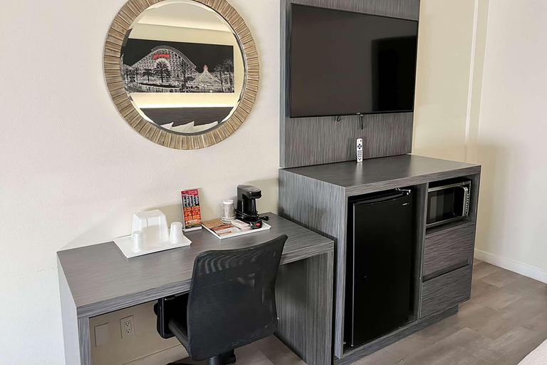 Bedroom 3, Ramada by Wyndham Anaheim Convention Center, Orange