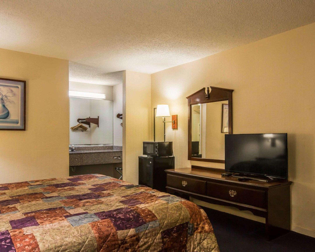 Bedroom 2, Rodeway Inn Phenix City, Russell