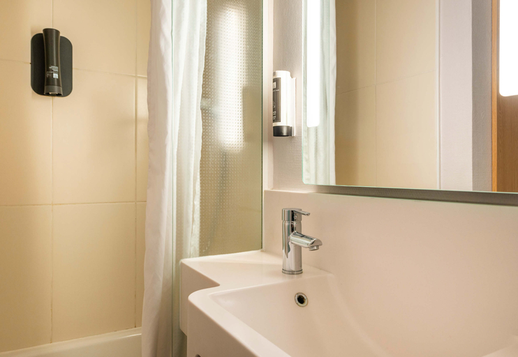 Bathroom 4, B&B HOTEL Nantes Parc Expos La Chapelle, Loire-Atlantique