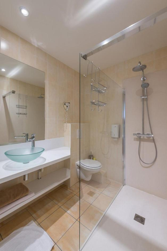 Bathroom 3, Logis Hotels - Au Poisson d'Argent - Hotel 3 etoiles et restaurant, Maine-et-Loire