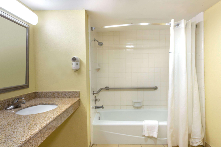 Bathroom 4, Days Inn by Wyndham Lebanon, Wilson