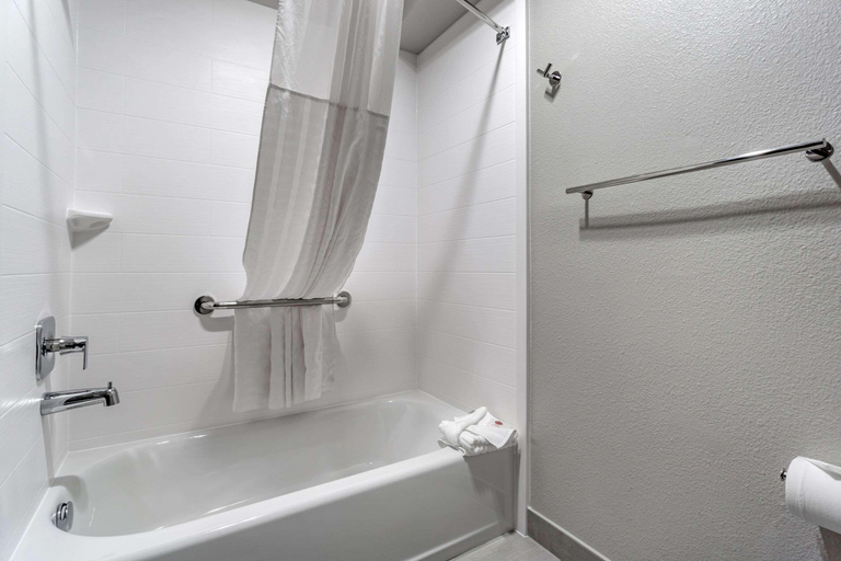 Bathroom 4, Comfort Inn & Suites Pacific - Auburn, King