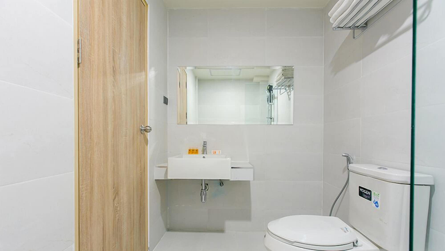Bathroom 4, B2 Buriram Boutique & Budget Hotel, Muang Buri Ram