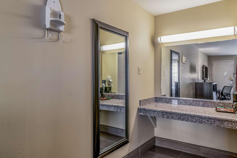 Bathroom 5, Quality Inn Ganesville - TX Ganesville Area, Cooke